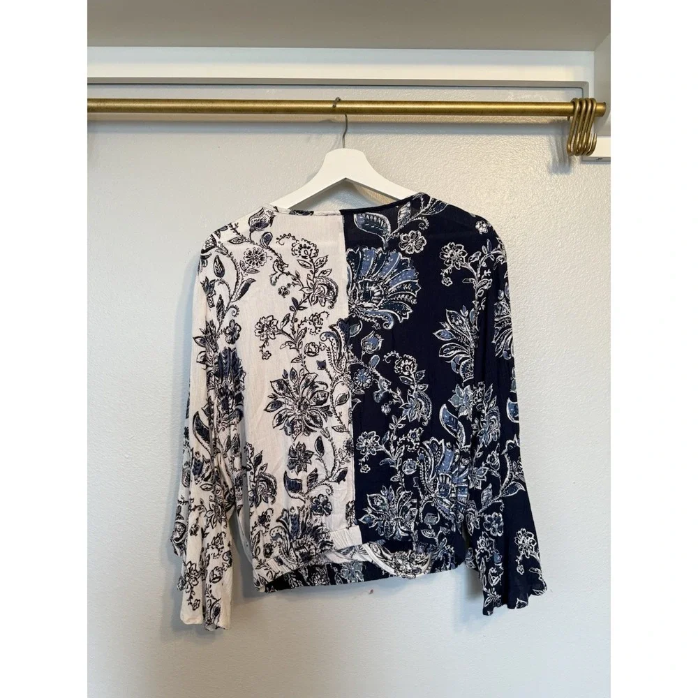 Willow & Root Juniors Medium Two Tone Long Belle Sleeve Floral Top Blue White - Picture 5 of 9